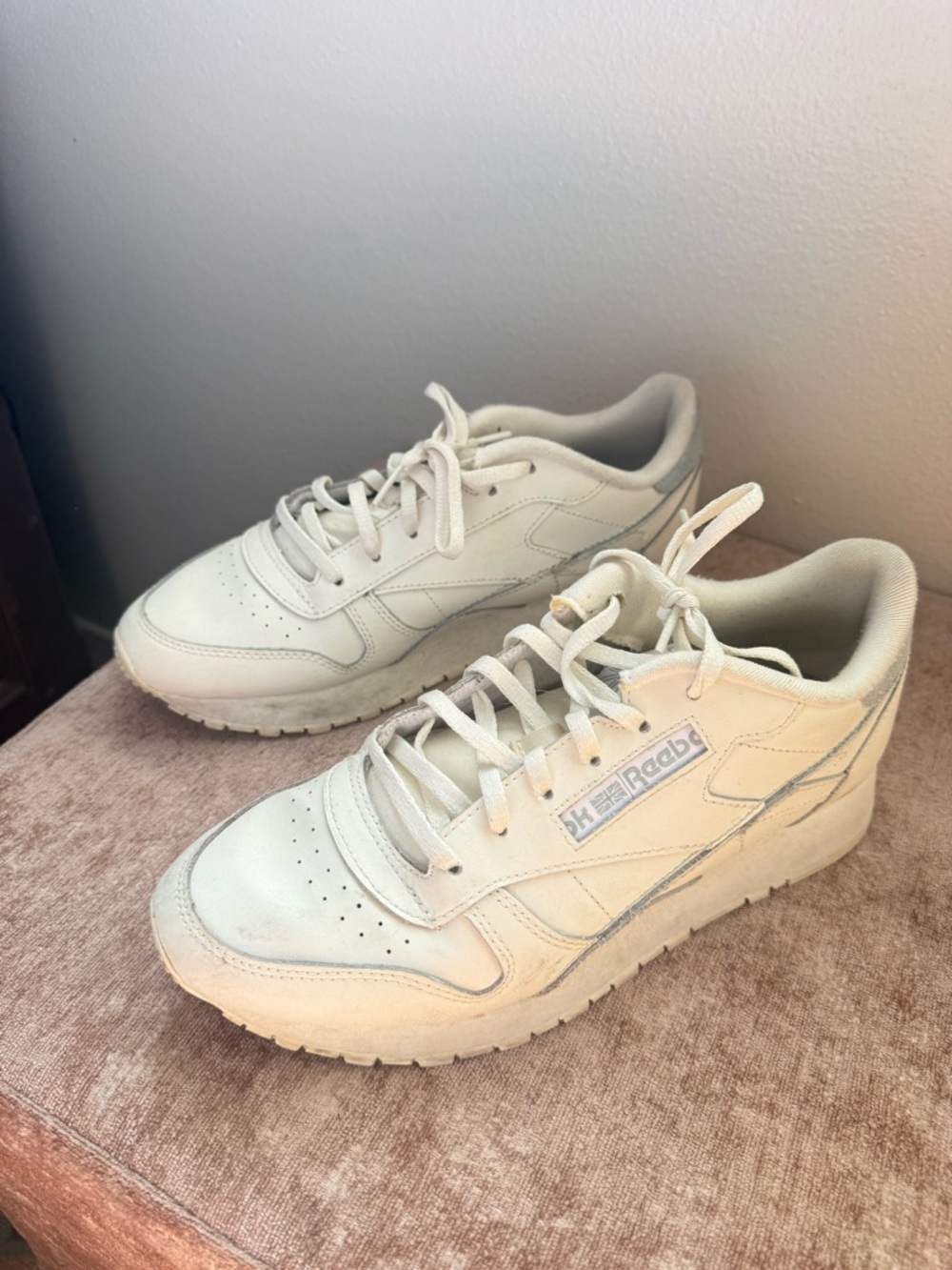 Reebok Off-White/Tan Low-Top Sneaker Pair